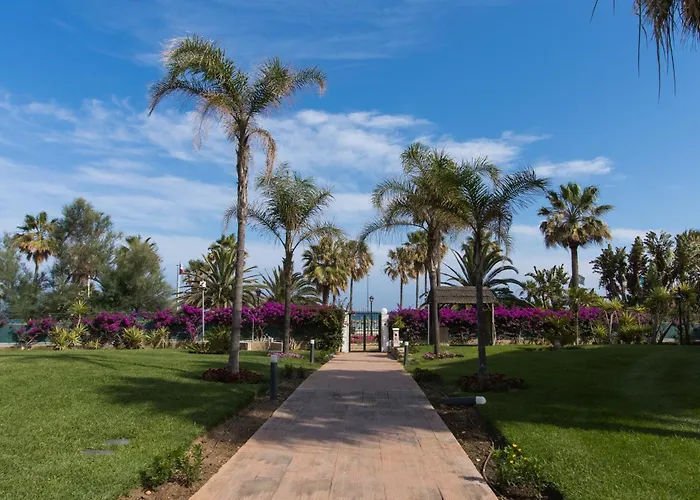 Primera Linea De Playa En Puerto Banus 마르베야